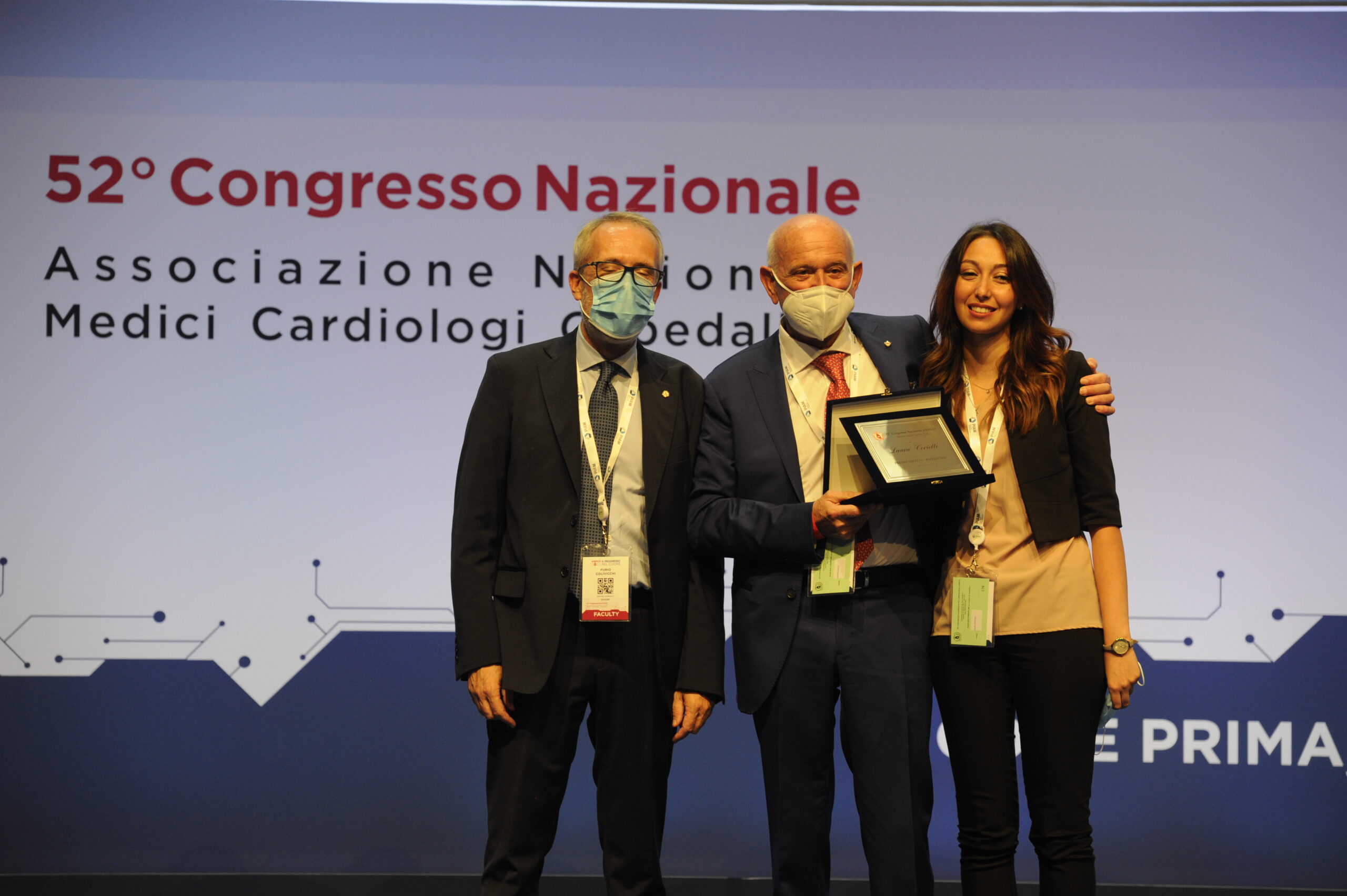 Il Premio Chiatto - Pizzuti 2021 al Socio under 40 per il miglior Caso Clinico viene consegnato dal Dott. Mario Chiatto alla Dott.ssa Laura Ceriello